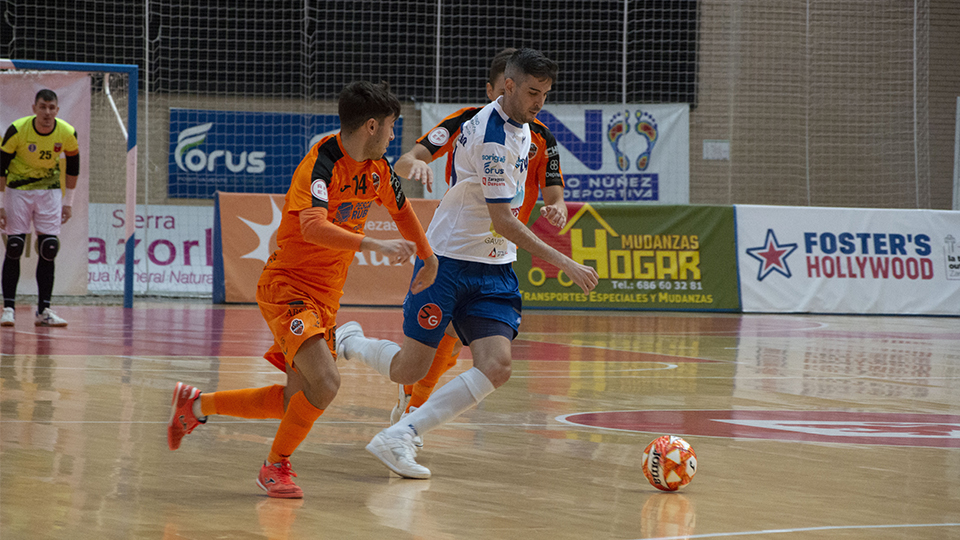 Adri Ortego, de Sala 10, conduce el balón defendido por Alberto, de Burela FS