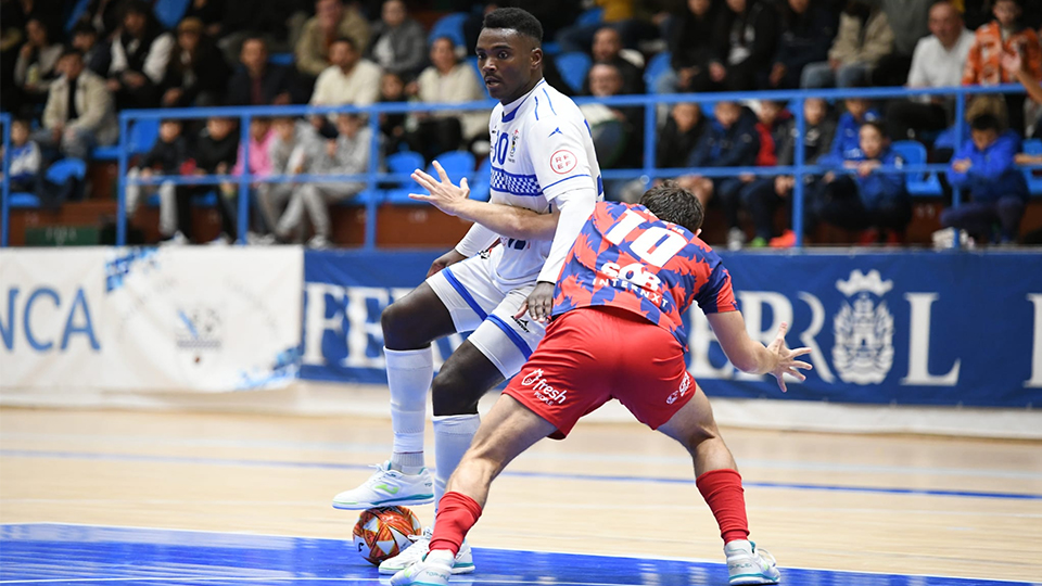 Hélder, de O Parrulo Ferrol, protege el balón ante Gon Castejón, de Alzira FS