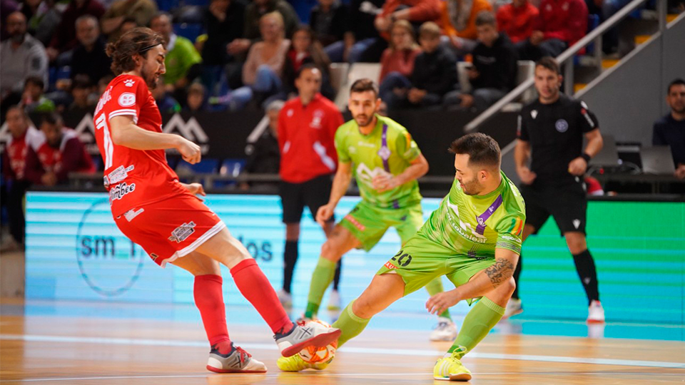 Javi Mínguez, de Jimbee Cartagena, y Dani Saldise, de Mallorca Palma Futsal, pugnando por el esférico