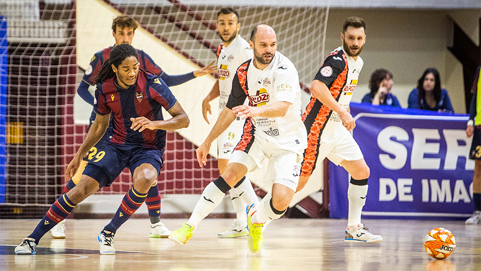 Miranda, de Levante UD FS, y Taynan, de ElPozo Murcia Costa Cálida, pugnando por el esférico