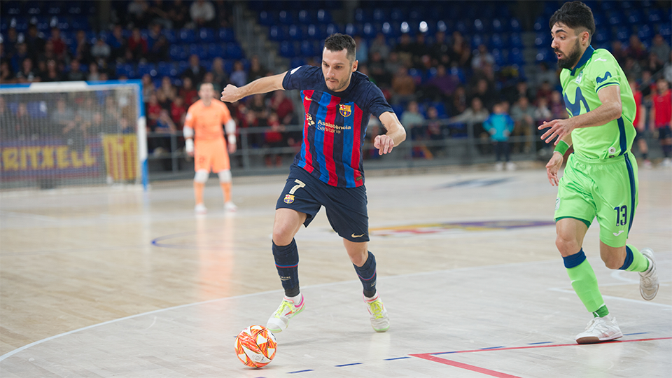 Dyego, jugador del Barça, conduce la pelota ante Eric Martel, del Inter FS