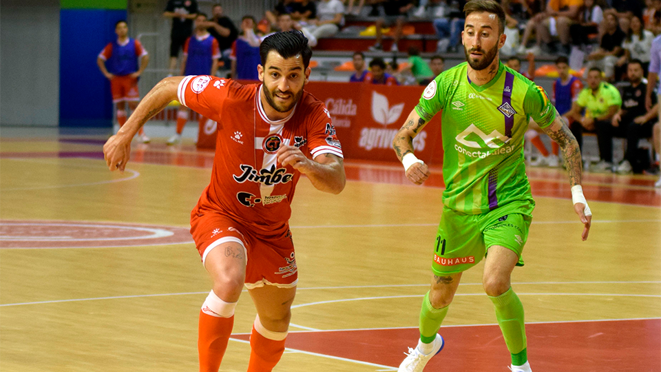 Waltinho, jugador de Jimbee Cartagena, y Mario Rivillos, de Mallorca Palma Futsal