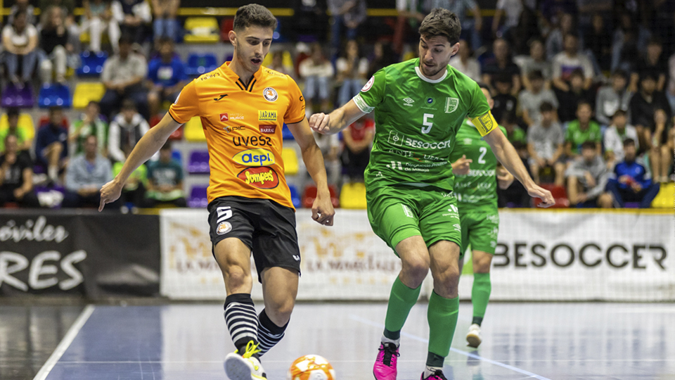 Miguel Conde, del BeSoccer CD UMA Antequera, pugna por el balón con Espín, del Ribera Navarra FS (Fotografía: iso100photopress)