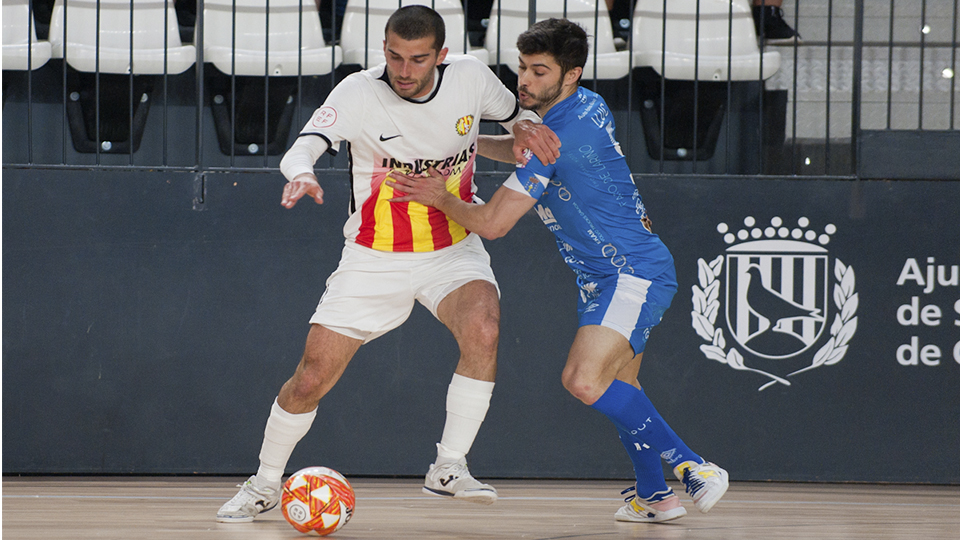 Uri Santos, de Industrias Santa Coloma, protege el balón ante Lluc, de Noia Portus Apostoli