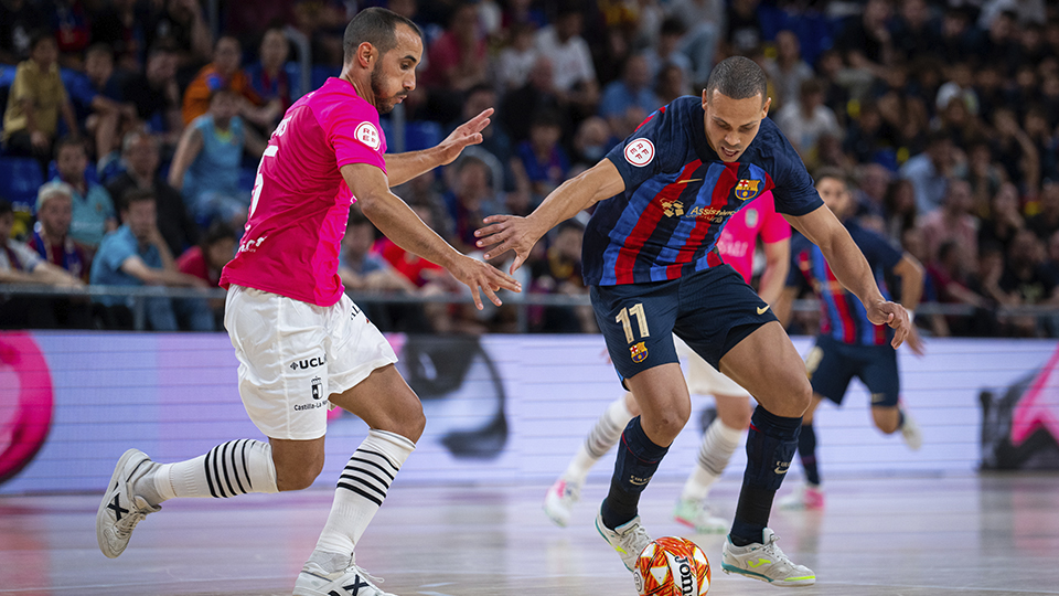 Ferrao, del Barça, conduce el balón ante Boyis, del Viña Albali Valdepeñas