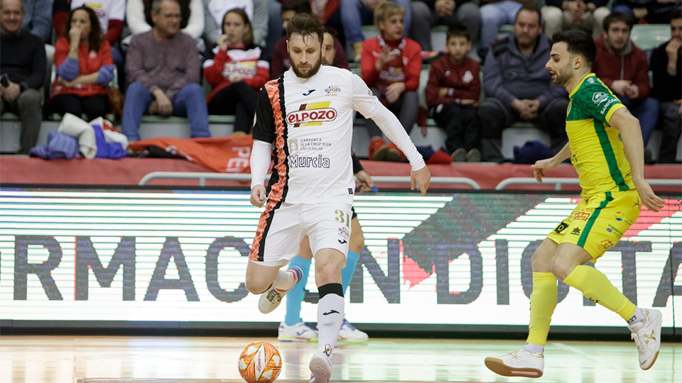 Gadeia, jugador de ElPozo, y César Velasco, de Jaén FS