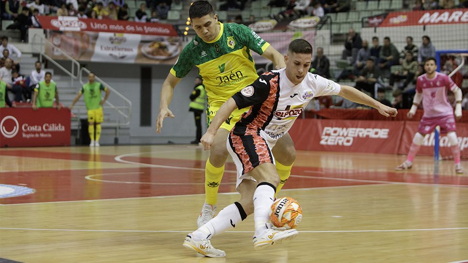 Fernando, de ElPozo Murcia Costa Cálida, protege el balón ante Menzeguez, de Jaén FS