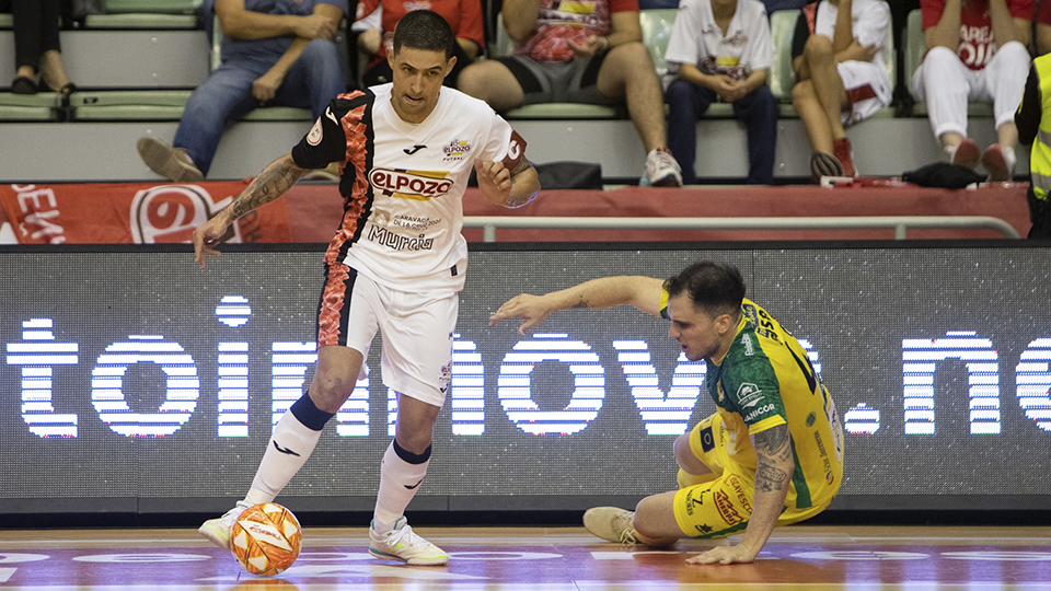 Felipe Valerio, de ElPozo Murcia Costa Cálida, conduce el balón ante Mati Rosa, del Jaén FS (Fotografía: Pascu Méndez)