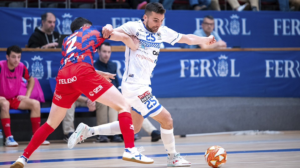 Kevin Chus, de O Parrulo Ferrol, conduce el balón ante Joan, de Alzira FS (Fotografía: Ismael Miján / MijanPhoto)