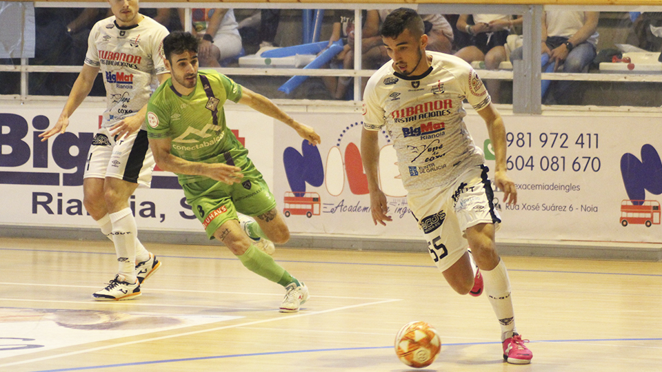 Marcelo, del Noia Portus Apostoli, conduce el balón ante Eloy Rojas, de Mallorca Palma Futsal