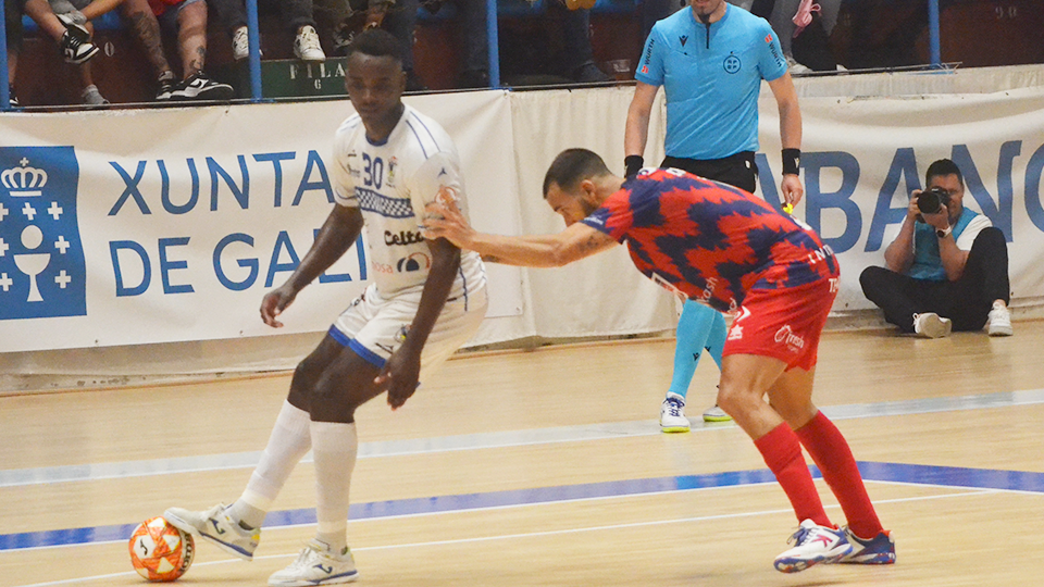 Hélder, jugador de O Parrulo Ferrol, controla el balón de espaldas en el partido contra Alzira FS (Foto: O Parrulo Ferrol)