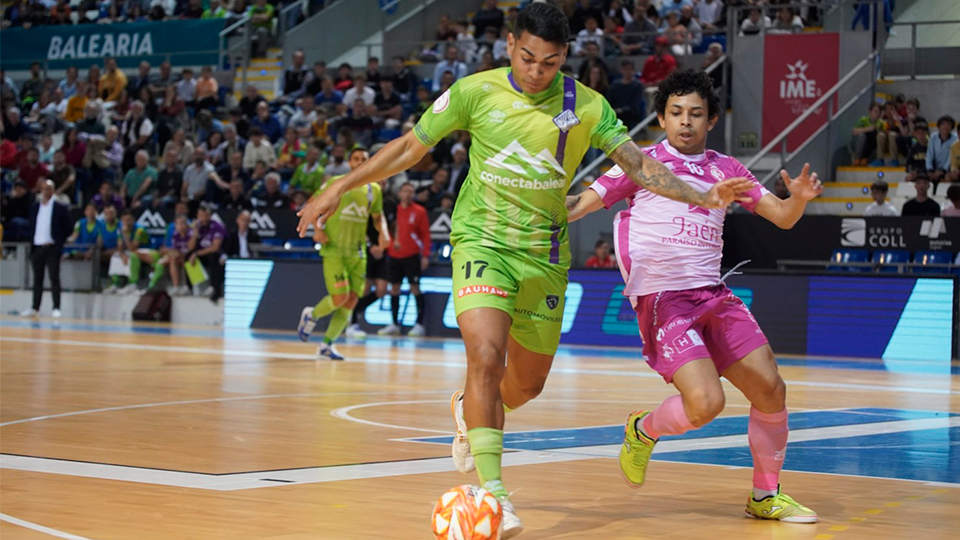 Cléber, jugador de Mallorca Palma Futsal, conduce la pelota ante Nem, de Jaén FS