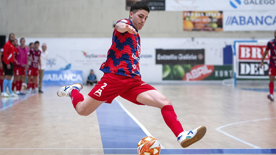 Joan, de Alzira FS, golpea el balón (Fotografía: Ismael Miján / MijanPhoto)