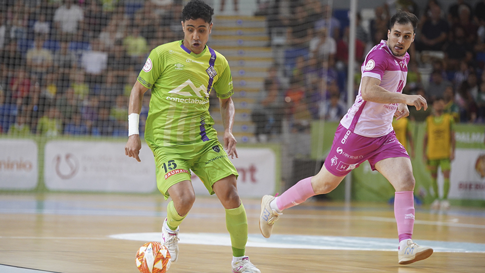 Tayebi, del Mallorca Palma Futsal, conduce el balón ante Mati Rosa, del Jaén FS