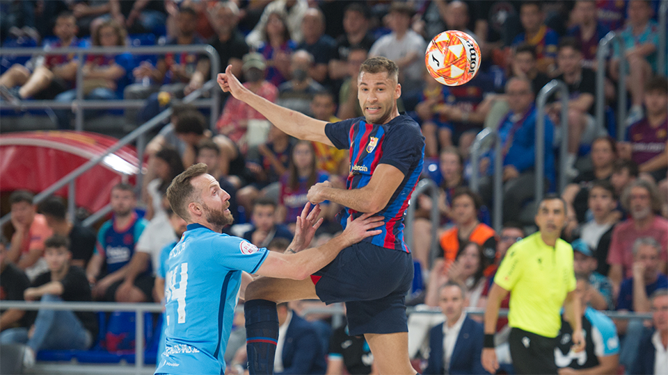 Pito, jugador del Barça, rematando ante Sepe, del Inter FS (Foto: Ernesto Aradilla)