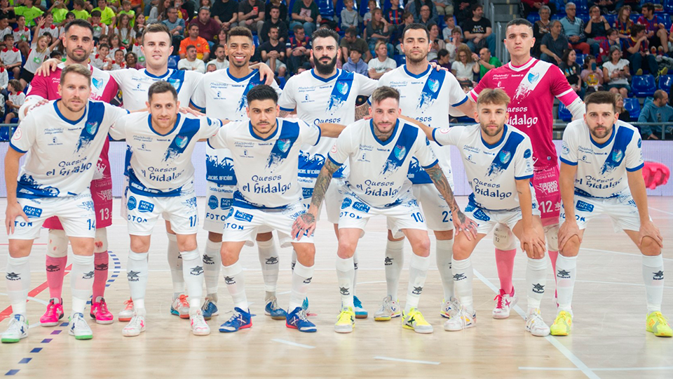 La familia Cuquerella, propietaria de la firma Quesos El Hidalgo, patrocinador del club