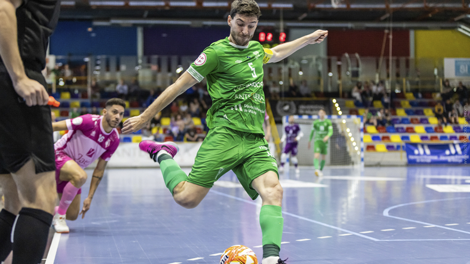 Miguel Conde, del BeSoccer CD UMA Antequera, golpea el balón (Fotografía: iso100photopress)