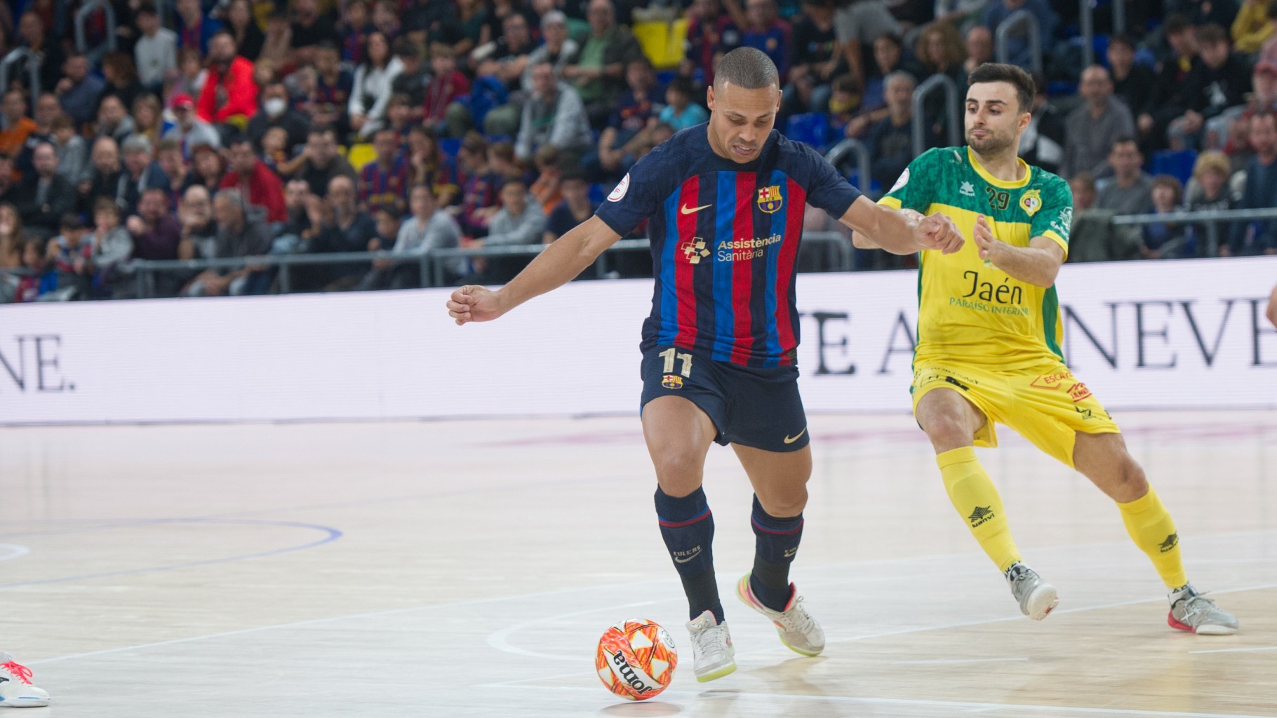 Ferrao, jugador del Barça, frente a César Velasco, de Jaén FS