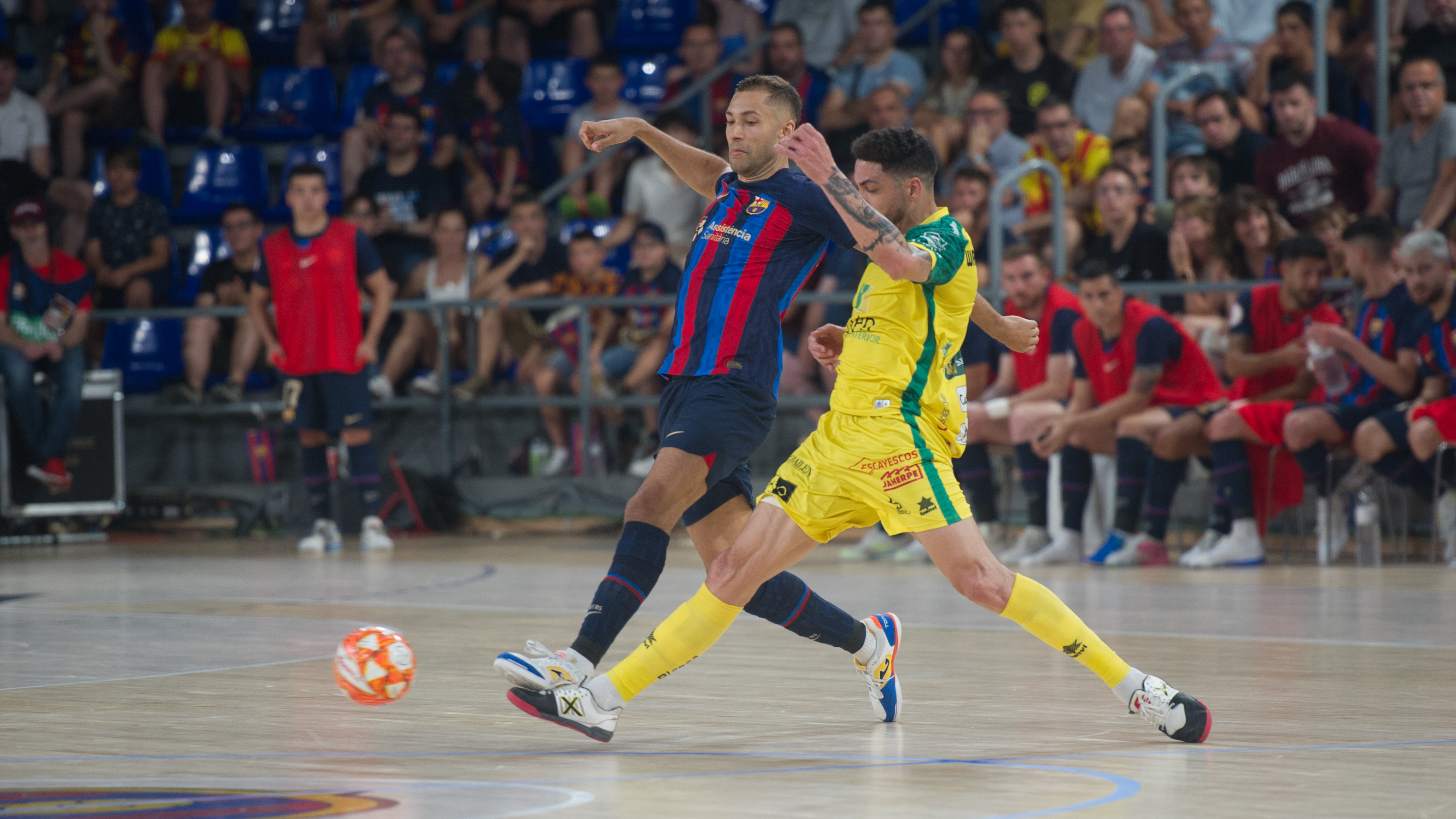 Pito, jugador del Barça, ante Wanderson, de Jaén FS (Foto: Ernesto Aradilla)