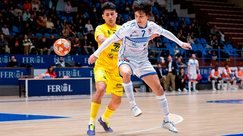 Charly, jugador de O Parrulo Ferrol, en un partido contra Peñíscola FS