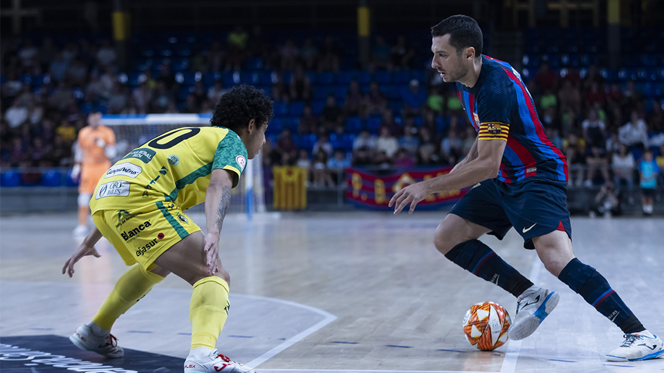 Dyego, del Barça, encara ante Nem, de Jaén FS