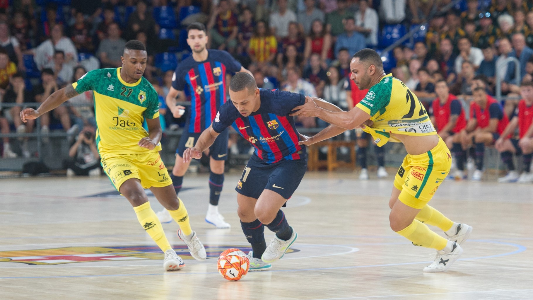 Ferrao controla el balón perseguido por dos jugadores de Jaén FS (Foto: Ernesto Aradilla)