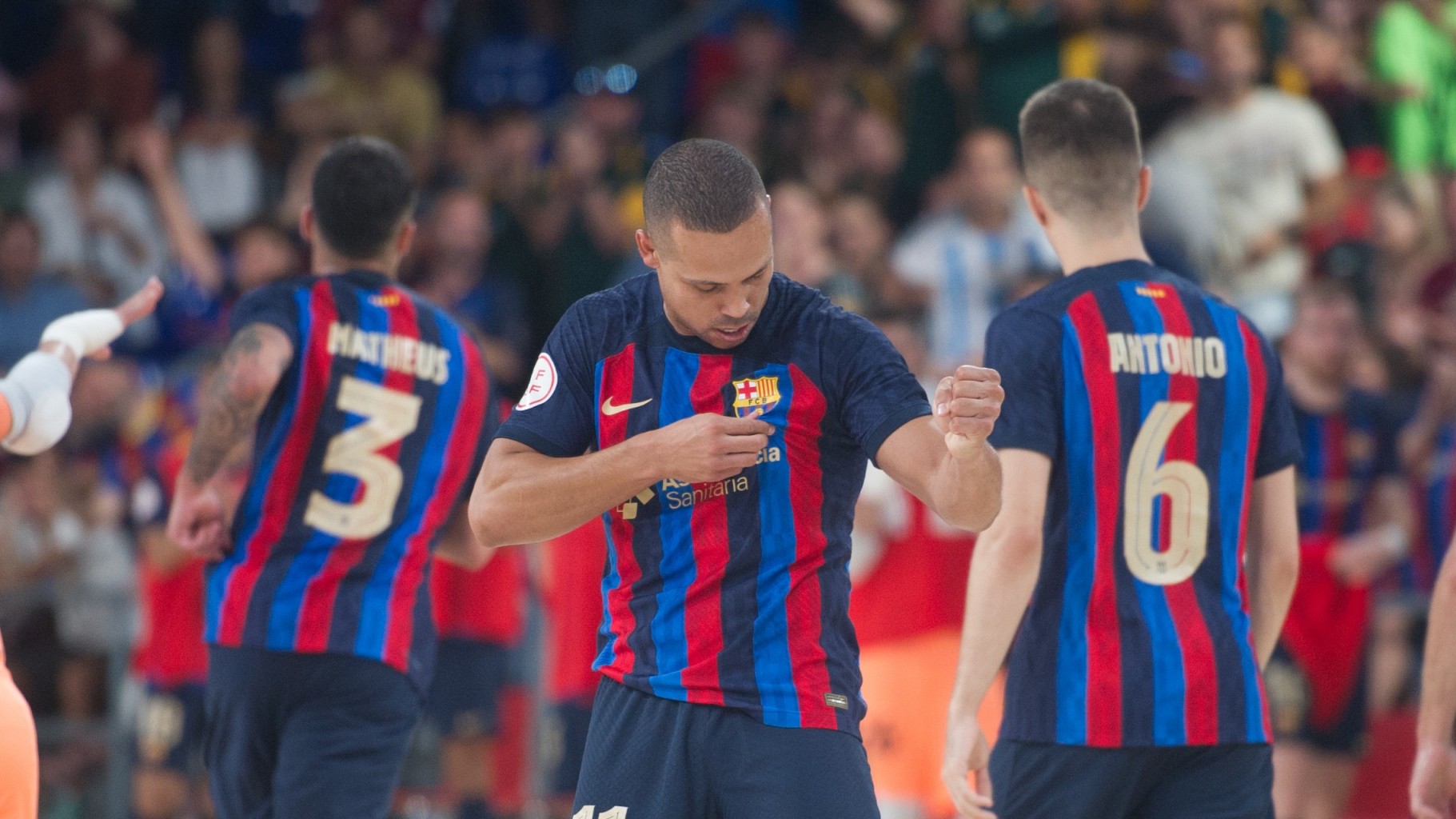 Ferrao se señala el escudo celebrando un gol del Barça