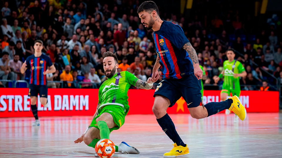 Mario Rivillos, de Mallorca Palma Futsal, ante Matheus, del Barça