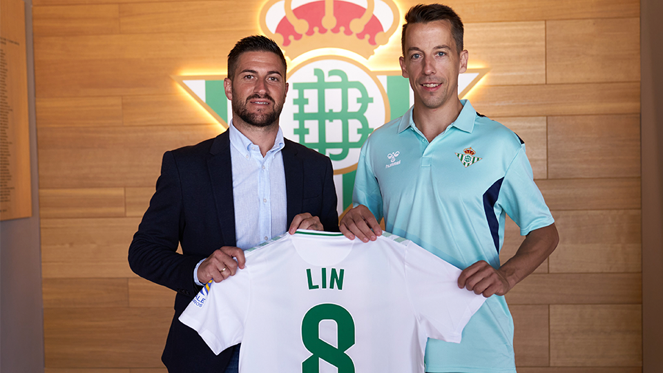 Lin, jugador del Real Betis Futsal, junto a Rubén Cornejo, secretario técnico del club