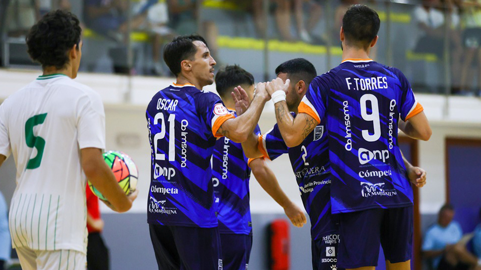 Óscar y Nando, del CD UMA Antequera, celebran un gol (Fotografía: iso100photopress)