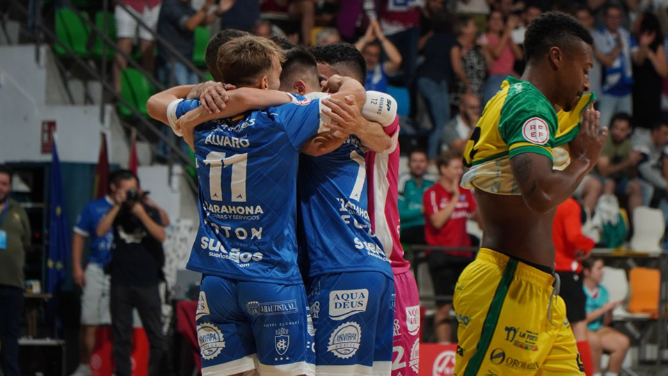 Los jugadores del Quesos El Hidalgo Manzanares celebran un gol