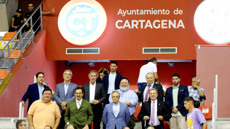 Javier Lozano junto a José Miguel Monje en el palco del Palacio de los Deportes de Cartagena