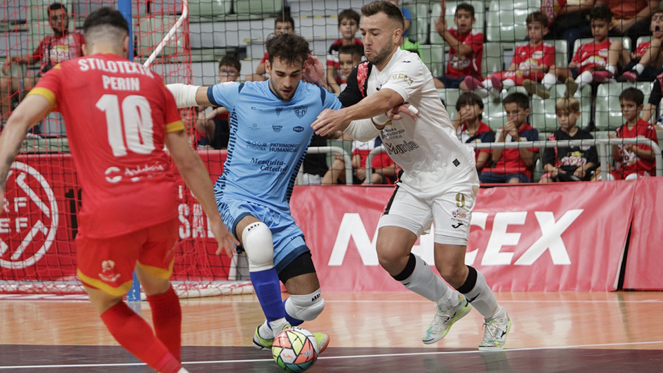 Víctor Areales, del Córdoba Patrimonio, pugna por el balón con Rafa Santos, de ElPozo Murcia Costa Cálida (Fotografía: Pascu Méndez)