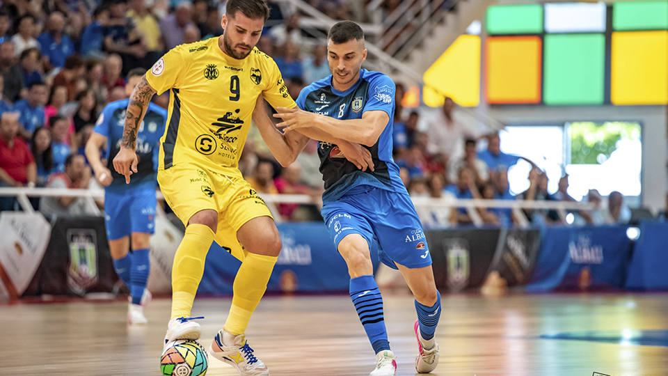 Juanqui, del Peñíscola FS, pugna el balón con Lolo, del Viña Albali Valdepeñas (Fotografía: ACP-FSV)