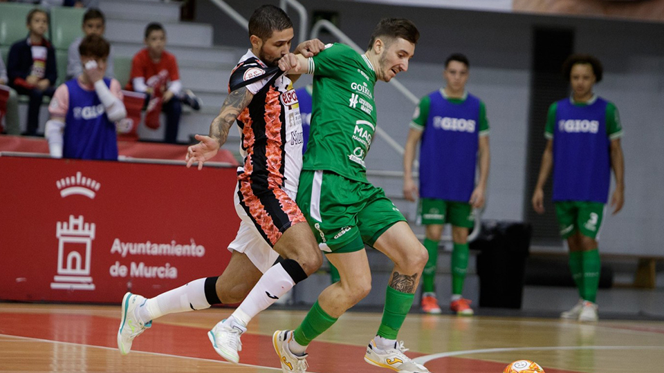 Felipe Valerio, de ElPozo Murcia Costa Cálida, y Geraghty, del Xota FS, pugnan por el balón (Fotografía: Pascu Méndez)