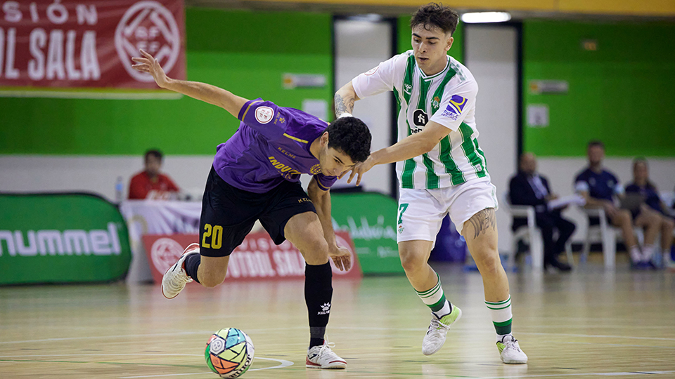 Jorge Carrasco, del Real Betis Futsal, y Nil Closas, de Industrias Santa Coloma, disputan el balón