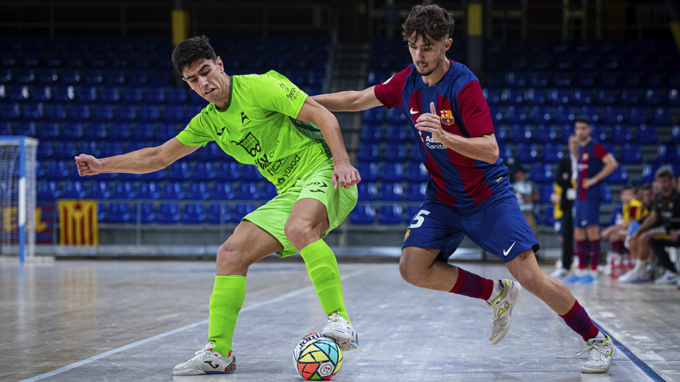 Tapias, del Barça, y Carlos Gómez, de Alzira, pugnan por el balón