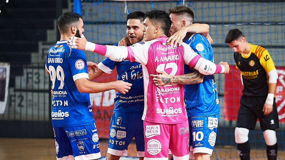 Los jugadores del Quesos El Hidalgo Manzanares celebran un gol