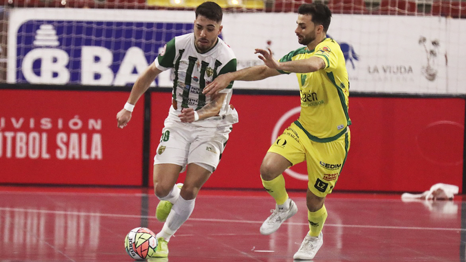 Lucas Perín, del Córdoba Patrimonio, conduce el balón ante César, del Jaén FS