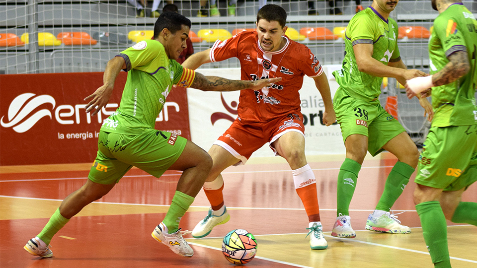 Cléber, del Mallorca Palma Futsal, conduce el balón frente a Mellado, del Jimbee Cartagena