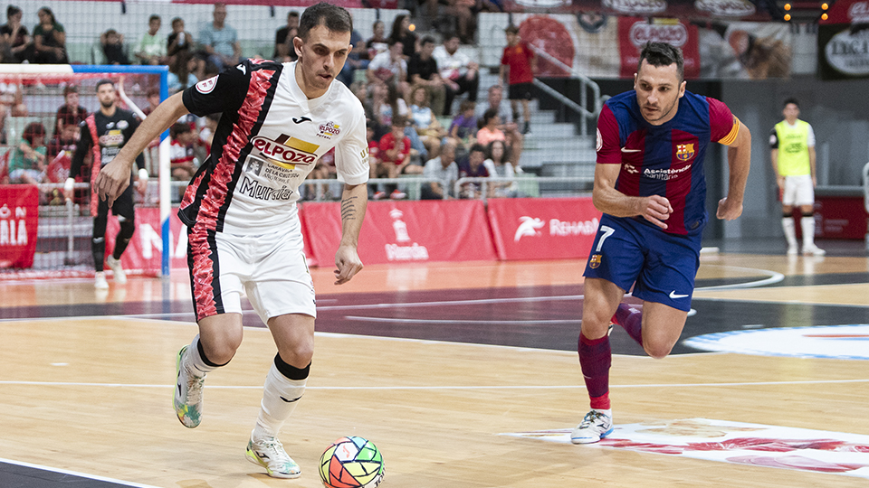 Marcel, de ElPozo Murcia Costa Cálida, conduce el balón ante Dyego, del Barça (Fotografía: Pascu Méndez)