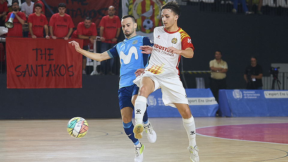 David Peña, de Industrias Santa Coloma, y Sepe, de Inter FS, pugnan por el balón