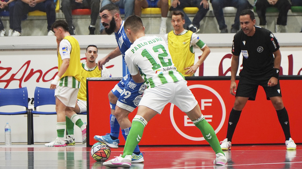 Juan Emilio, del Quesos El Hidalgo Manzanares, sujeta el balón ante Pablo Muñoz, del Real Betis Futsal