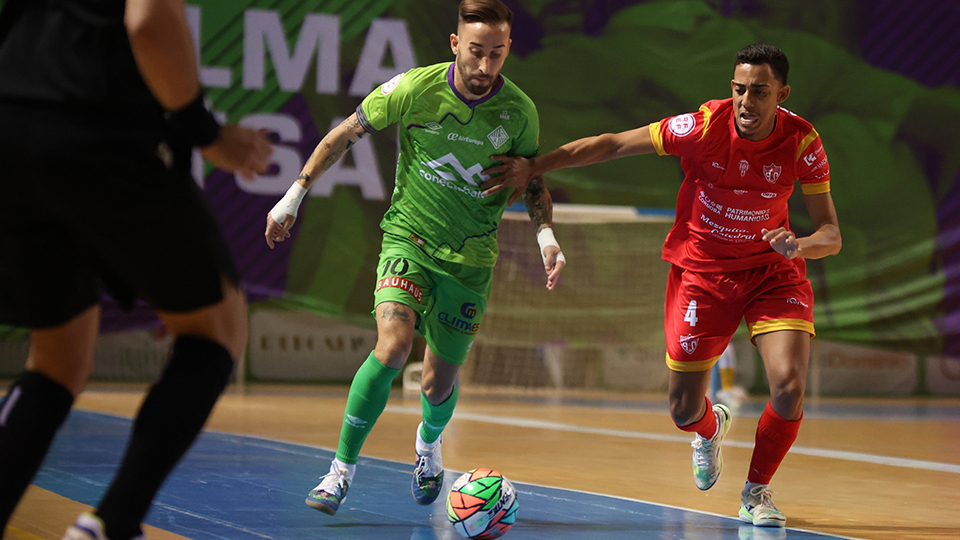 Rivillos, del Mallorca Palma Futsal, conduce el balón ante Pulinho, del Córdoba Patrimonio