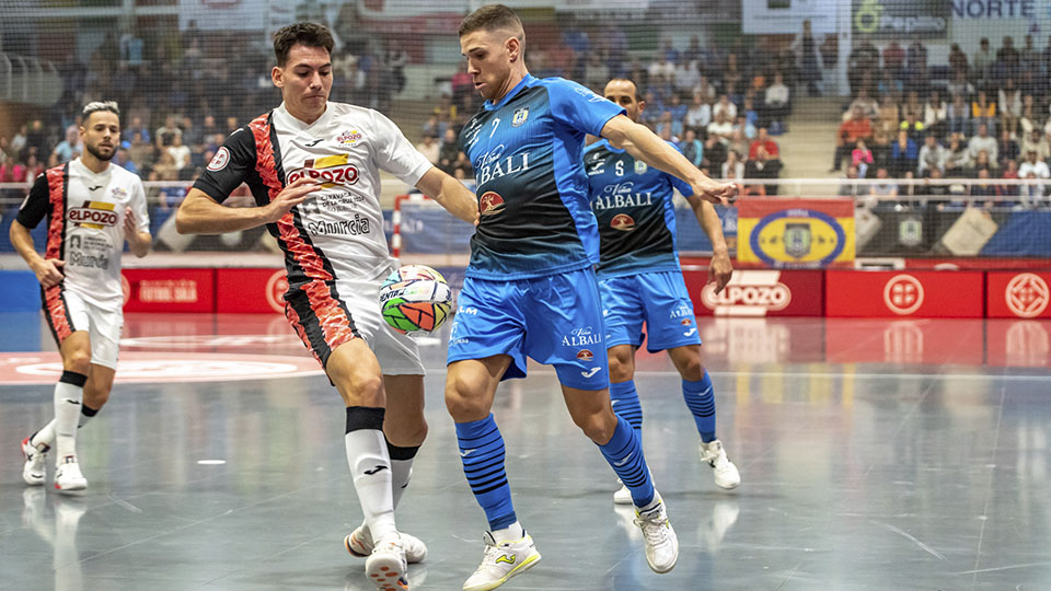 Fernando, de Viña Albali Valdepeñas, conduce el balón ante Ricardo, de ElPozo Murcia Costa Cálida (Fotografía: ACP-FSV)