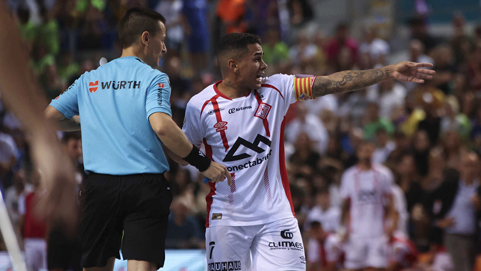 Cléber, del Mallorca Palma Futsal, protesta al colegiado