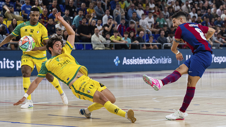 Adolfo, del Barça, golpea el balón ante Pablo del Moral, del Jaén FS