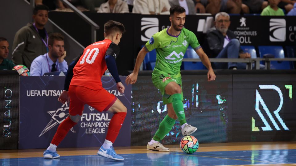 Moslem Oladghobad controla un balón ante un jugador del Differdange en un partido de la UEFA Futsal Champions League