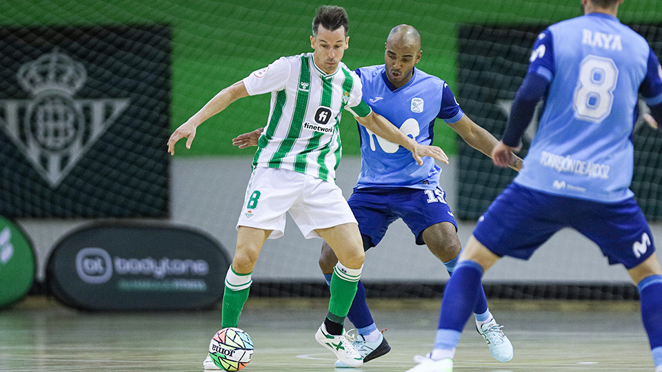 Lin, del Real Betis Futsal, sujeta el balón ante Fits, de Inter FS