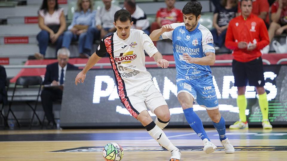 Marcel, de ElPozo Murcia Costa Cálida, conduce el balón ante Lluc, del Noia Portus Apostoli (Fotografía: Pascu Méndez)